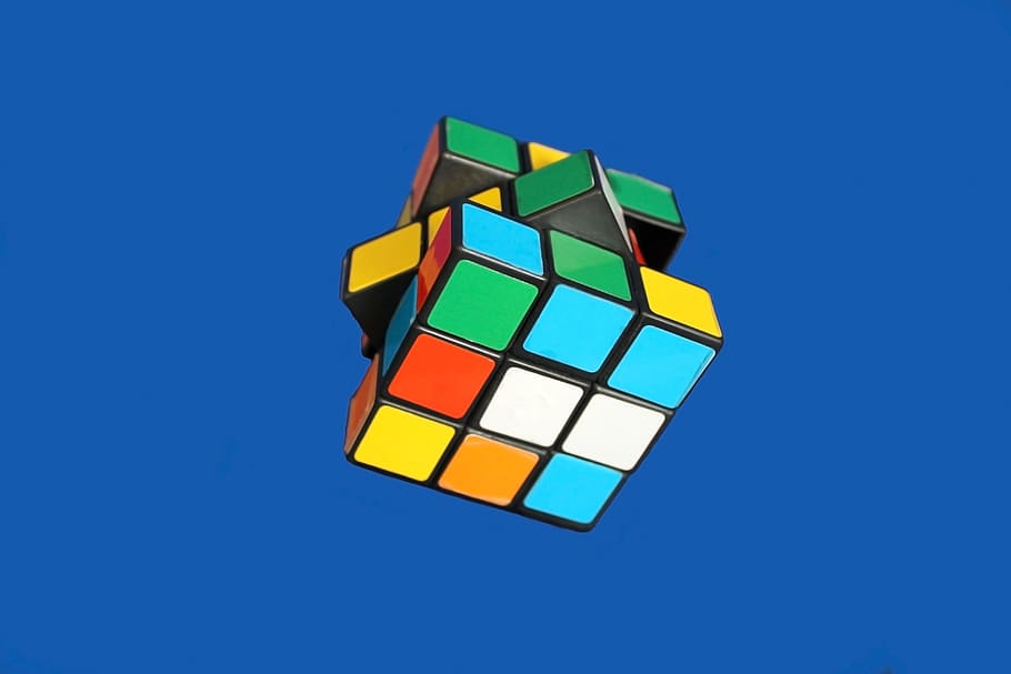 A rezolvat un Cub Rubik in doar 4 secunde!
