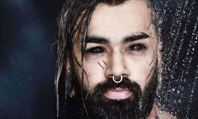 Primul om care si-a tatuat in intregime ochii