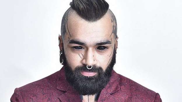 Primul om care si-a tatuat in intregime ochii